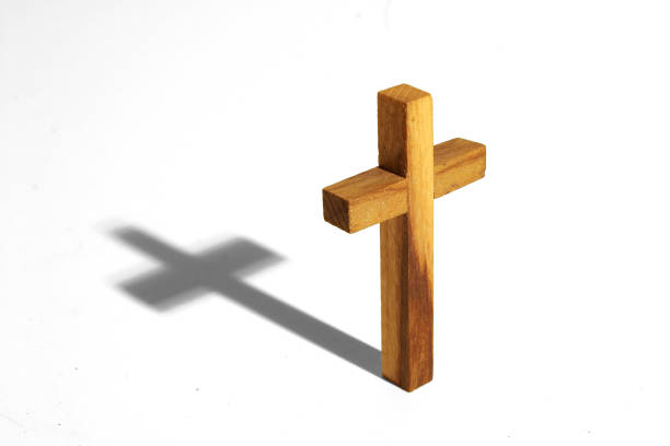деревянный крест с обтравка - dogma стоковые фото и изображения