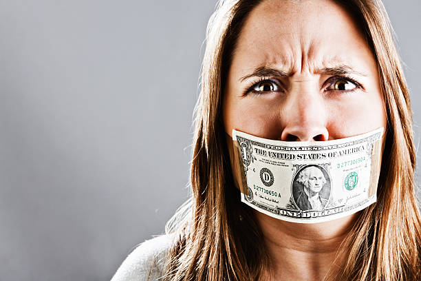 激怒しかめっ面若い女性にいたずら 1 ドル紙幣 - currency silence censorship behavior ストックフォトと画像