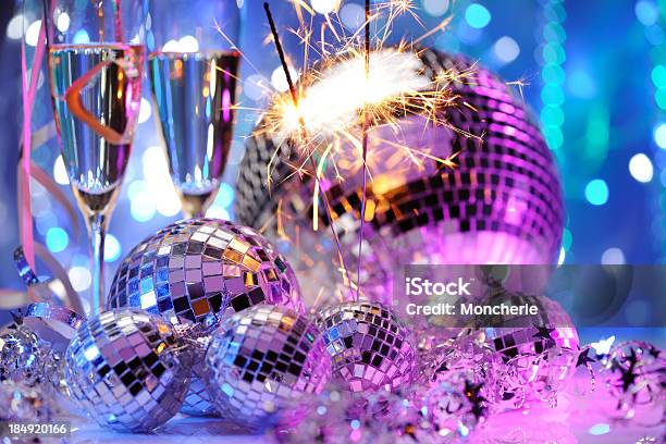 Foto de Decorativa Discoteca Bolas E Fogo De Brilho e mais fotos de stock de Amontoamento - Amontoamento, Azul, Baile