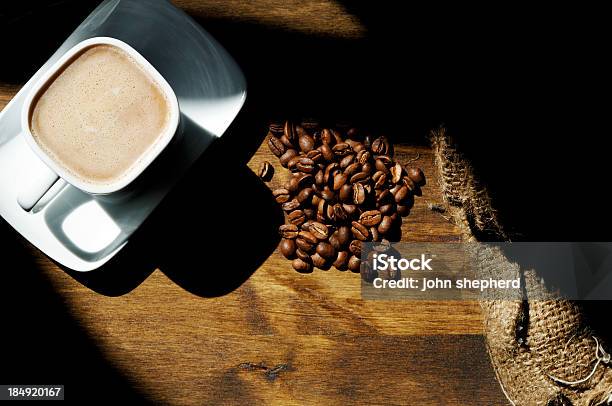 Kawa Filiżanka Scena Prażonego Ziarna Hessian Worek - zdjęcia stockowe i więcej obrazów Bar kawowy