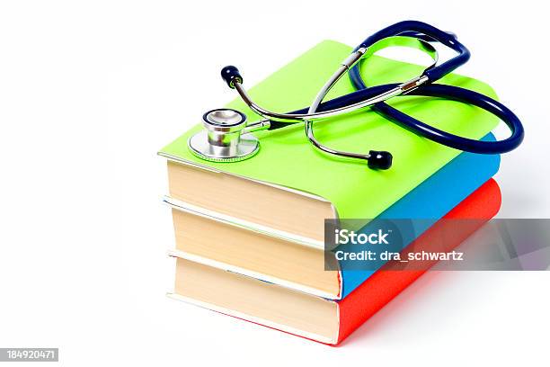 Biblioteca Do Medicamento - Fotografias de stock e mais imagens de Cuidados de Saúde e Medicina - Cuidados de Saúde e Medicina, Estetoscópio, Livro de Textos