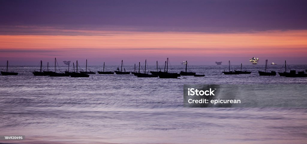 Закат над рыболовных судов в сельских Перу с нефтяной платформы - Стоковые фото Перу роялти-фри