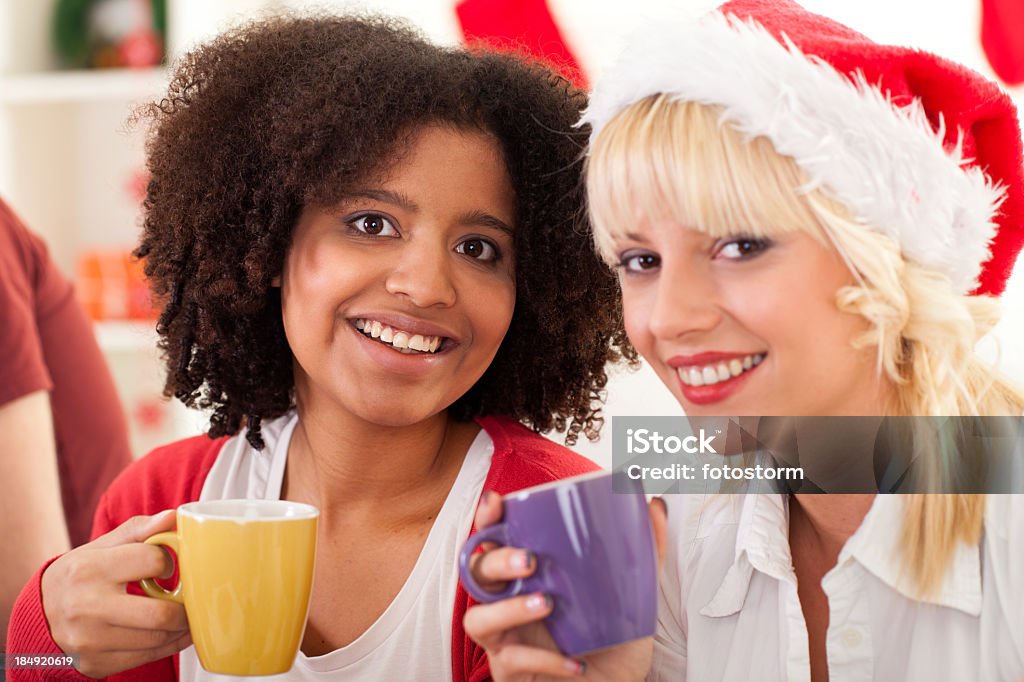 Dos chicas bebiendo café, disfrutando de las vacaciones de Navidad - Foto de stock de Adolescente libre de derechos