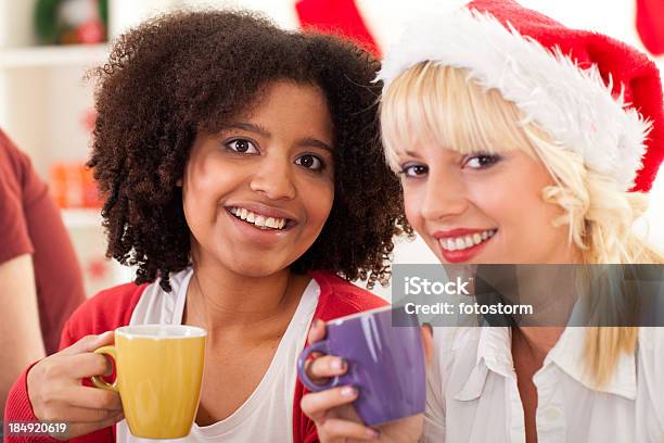 Dos Chicas Bebiendo Café Disfrutando De Las Vacaciones De Navidad Foto de stock y más banco de imágenes de Adolescente