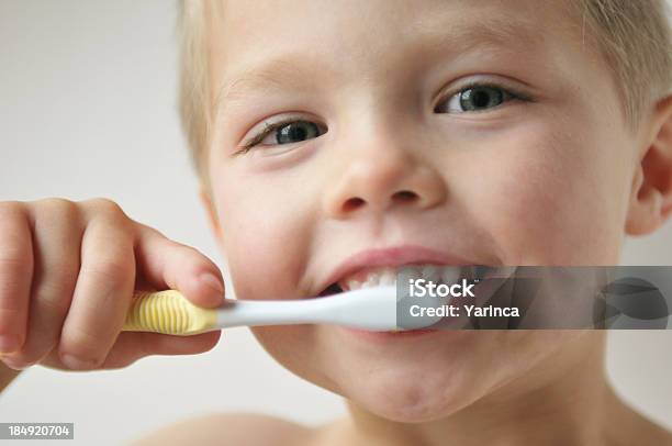 Myć Zęby - zdjęcia stockowe i więcej obrazów Biały - Biały, Chłopcy, Dzieciństwo