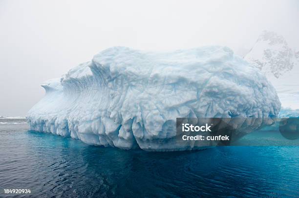 Iceberg Antártico Foto de stock y más banco de imágenes de Iceberg - Formación de hielo - Iceberg - Formación de hielo, Ambiente atmosférico, Naturaleza