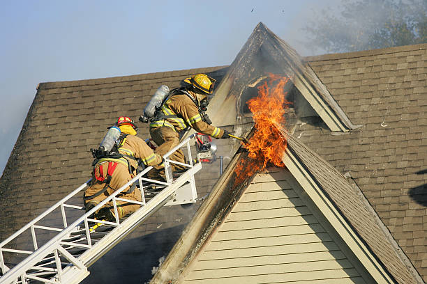 feuerwehrleute putting-out - house on fire stock-fotos und bilder