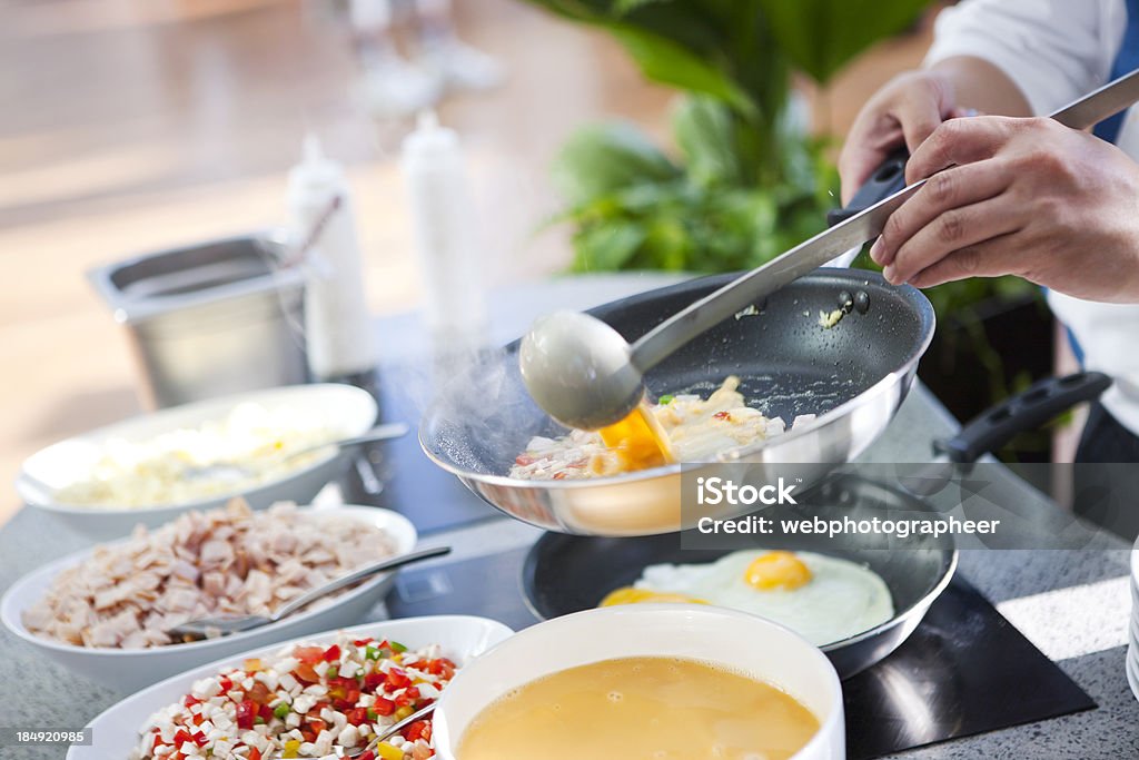Preparazione di uova - Foto stock royalty-free di Adulto