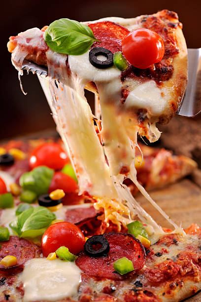pizza - cooked studio shot close up sausage - fotografias e filmes do acervo
