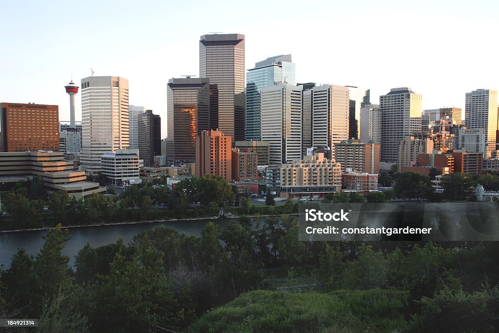 Calgary, Alberta nowoczesne Skyline w zmierzchu w lipcu - Zbiór zdjęć royalty-free (Calgary)