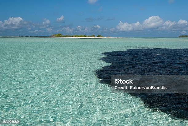 Oil Spill На Тропический Остров — стоковые фотографии и другие картинки Разлив нефти - Разлив нефти, Море, Нефть