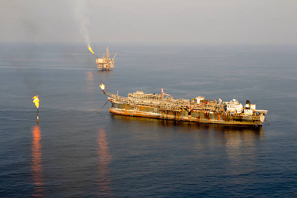 dwie platformy wiertnicze - africa fpso nautical vessel oil rig zdjęcia i obrazy z banku zdjęć