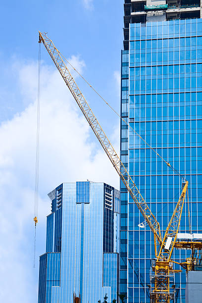 콘크리트 highrise 공사장 사이트 - crane hoisting derrick crane built structure 뉴스 사진 이미지