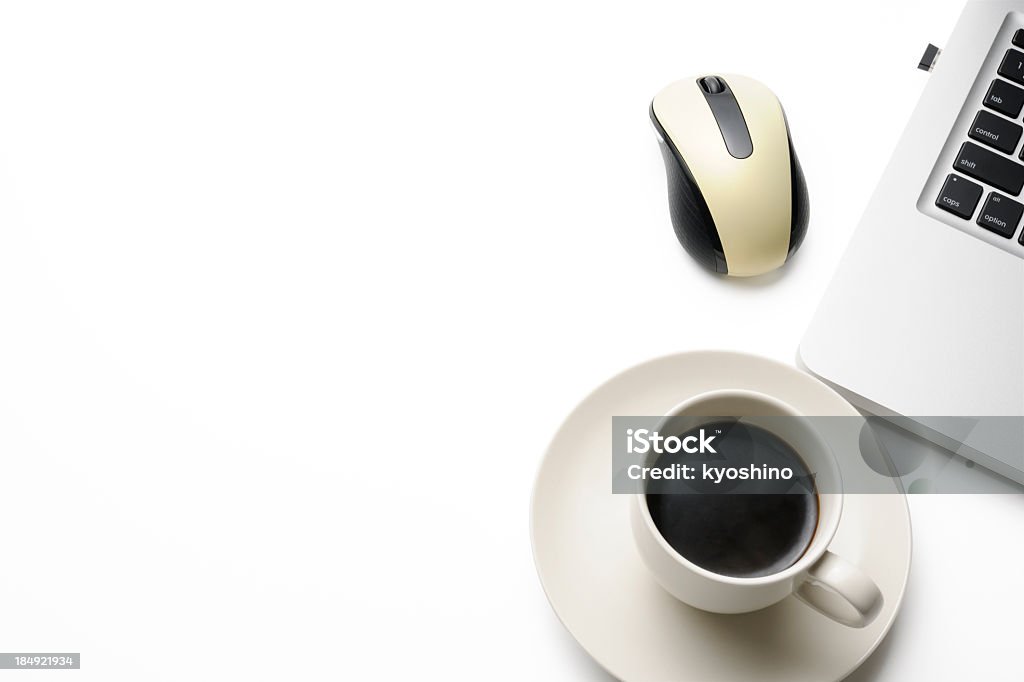 Souris sans fil et d'un ordinateur portable avec une tasse de café sur fond blanc - Photo de Affaires libre de droits