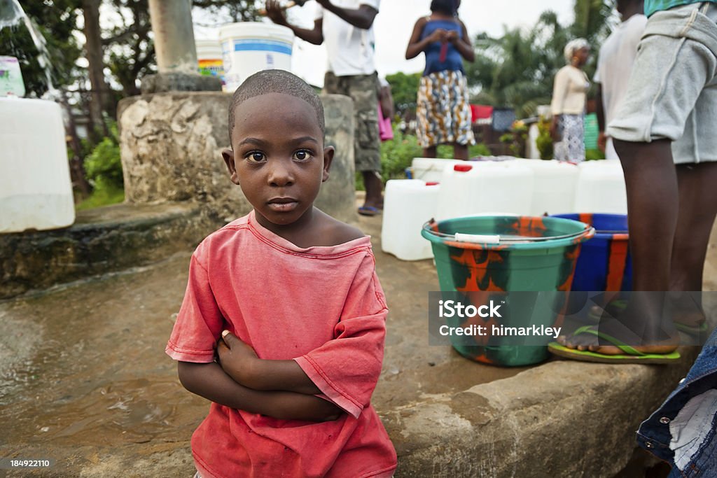 Menino africano da bomba de água - Royalty-free Água potável Foto de stock