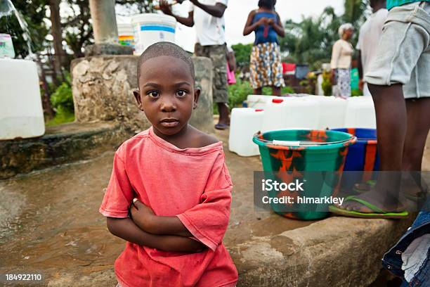 Menino Africano Da Bomba De Água - Fotografias de stock e mais imagens de Água potável - Água potável, Criança, Libéria