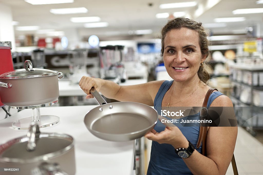 Caucásicos mujer madura compras de pan - Foto de stock de Ir de compras libre de derechos