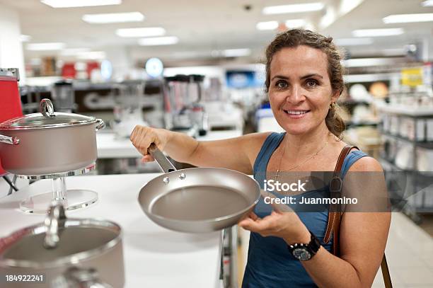 Caucásicos Mujer Madura Compras De Pan Foto de stock y más banco de imágenes de Ir de compras - Ir de compras, Ollas y cacerolas, Venta al por menor