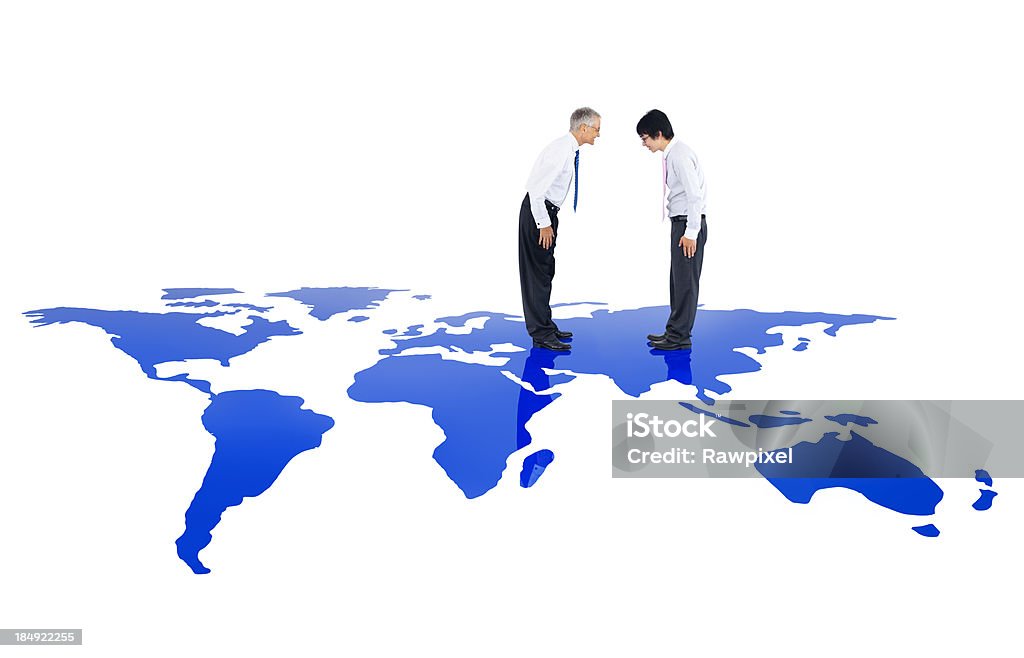 Empresarios cediendo en mapa mundial - Foto de stock de Acuerdo libre de derechos