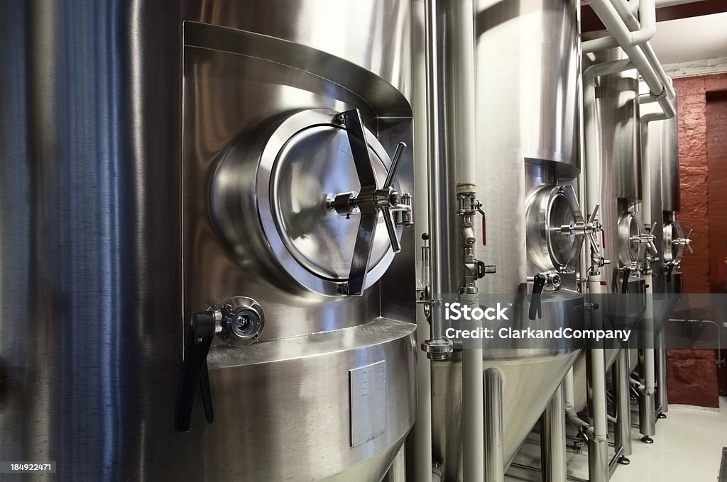 Tanques de fermentación de un Micro cervecería - Foto de stock de Fábrica de cerveza libre de derechos