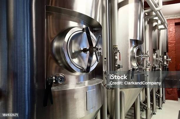 Tanques De Fermentación De Un Micro Cervecería Foto de stock y más banco de imágenes de Fábrica de cerveza - Fábrica de cerveza, Cerveza, Cobre