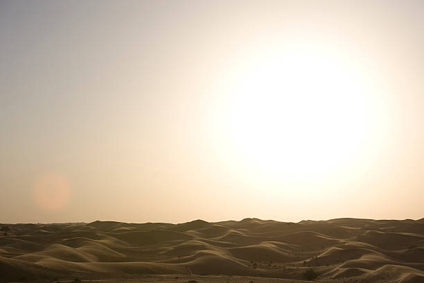 ventos do deserto - fog desert arabia sunset imagens e fotografias de stock
