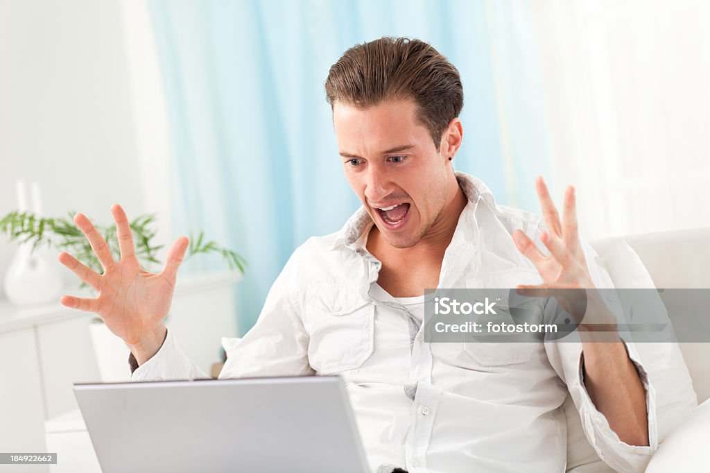 Homem Jovem frustrado com o computador portátil em casa - Royalty-free Adulto Foto de stock
