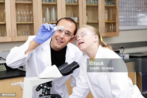 Lehrer Mit Jungen Studenten Objektträger Im Labor Stockfoto und mehr Bilder von 10-11 Jahre - 10-11 Jahre, Bildung, Biologie