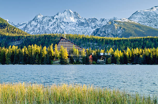 berg see strbske pleso in morgen - tatra gebirge stock-fotos und bilder