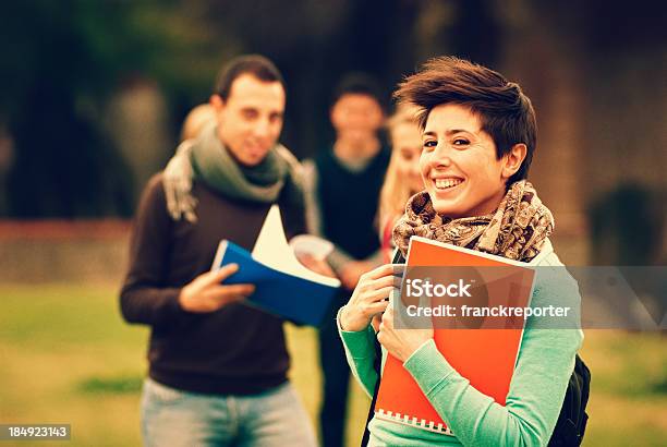 Photo libre de droit de Caucasien Femelle Étudiant En Université En Plein Air banque d'images et plus d'images libres de droit de 20-24 ans