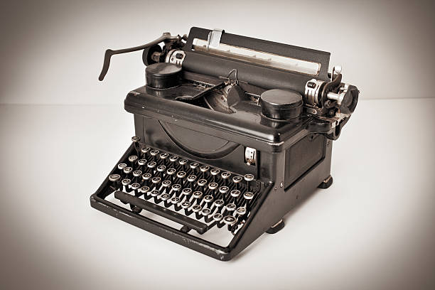 サイドのビンテージタイプライター白色の背景に黒色 - typewriter typebar retro revival old ストックフォトと画像