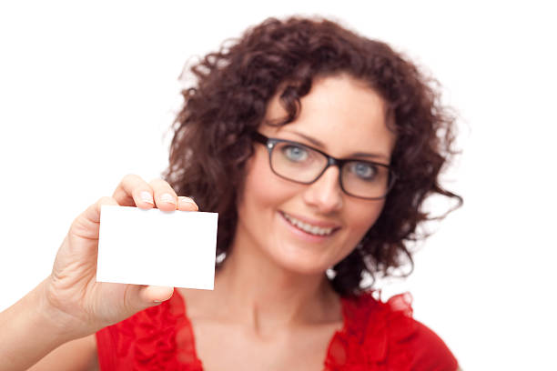 linda mulher segurando o cartão em branco xxxl - glasses holding business card imagens e fotografias de stock