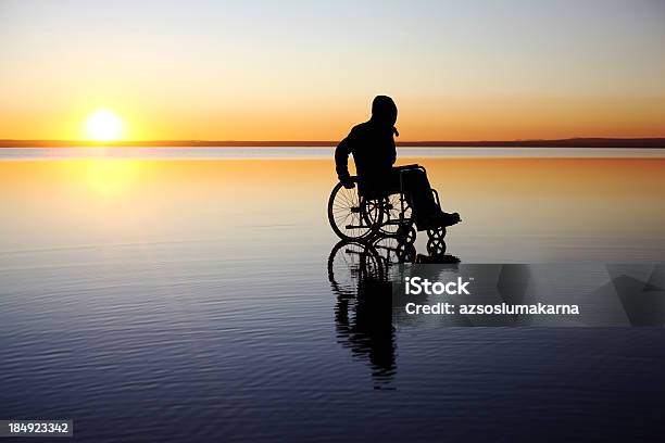 Hombre Con Discapacidades Foto de stock y más banco de imágenes de Hombres - Hombres, Silla de ruedas, Sombra