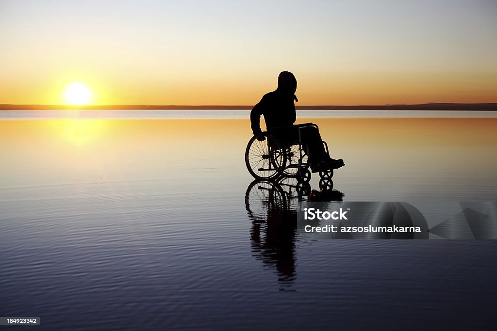 Homme aux personnes à mobilité réduite - Photo de Chaise roulante libre de droits