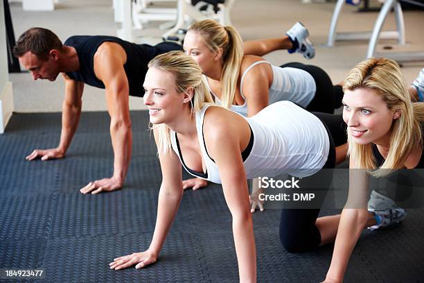 Photo libre de droit de Séances De Remise En Forme En Faisant Des Exercices Détirement banque d'images et plus d'images libres de droit de Adulte