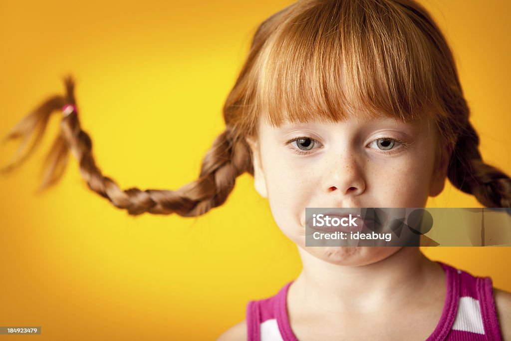 Red-Haired Dziewczyna z góry plecionki i niezwykle Lip - Zbiór zdjęć royalty-free (4 - 5 lat)