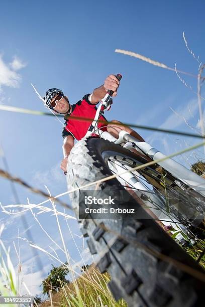 Ciclista Di Mountain Bike - Fotografie stock e altre immagini di Abbigliamento sportivo - Abbigliamento sportivo, Adulto, Ambientazione esterna