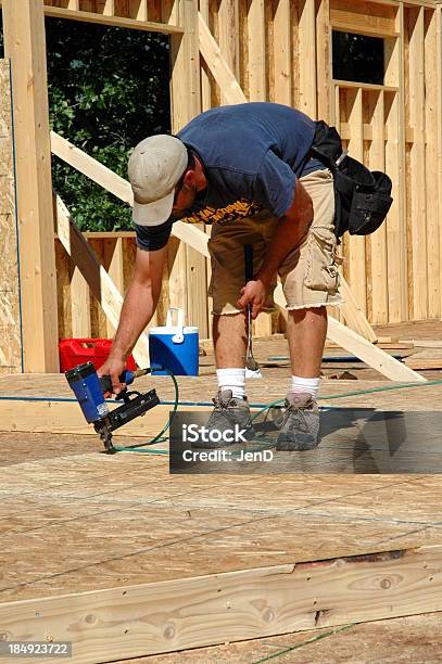 Bauarbeiter Stockfoto und mehr Bilder von Arbeiten - Arbeiten, Außenaufnahme von Gebäuden, Bauarbeiter