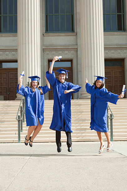 szczęśliwy podekscytowany studentów skokowy i świętowanie ukończenia szkoły średniej vt - high school student graduation education friendship zdjęcia i obrazy z banku zdjęć