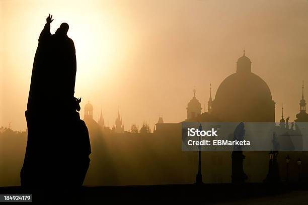 Praga Alba - Fotografie stock e altre immagini di Mistero - Mistero, Praga, Alba - Crepuscolo