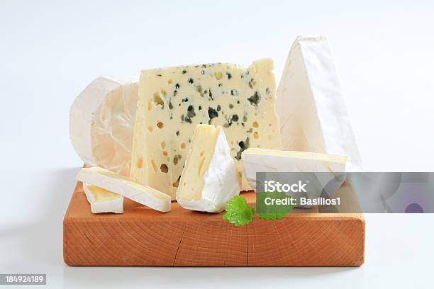 Verschiedene Käsesorten Stockfoto und mehr Bilder von Blauschimmelkäse - Blauschimmelkäse, Camembert, Dreieck