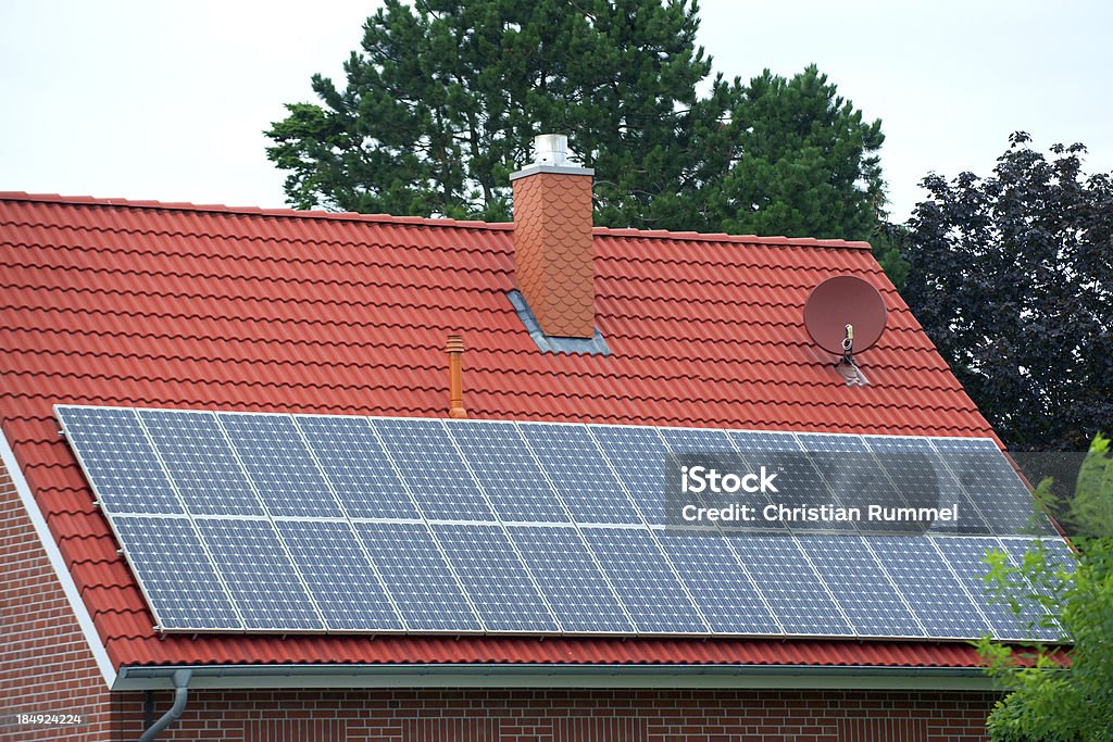 Solar photovoltaic panel auf ein rotes Dach - Lizenzfrei Architektonisches Detail Stock-Foto