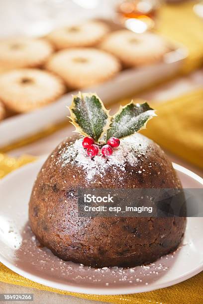 Foto de Vertical Pudim De Natal e mais fotos de stock de Christmas Pudding - Christmas Pudding, Mince Pie, Cultura inglesa