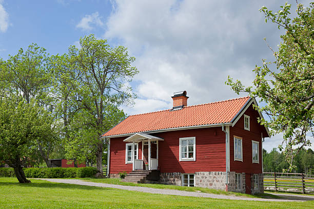 sueco casa de país - red cottage small house imagens e fotografias de stock