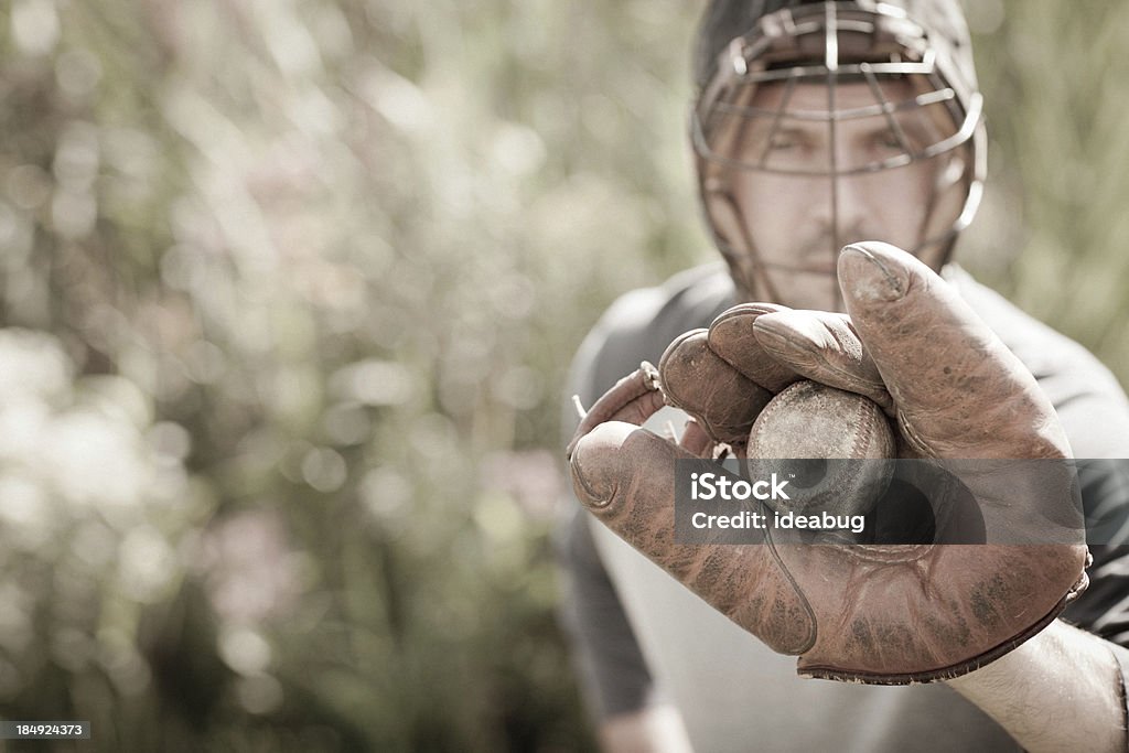 Vintage beisebol na postura atraente com a bola - Foto de stock de Apanhador de Beisebol royalty-free