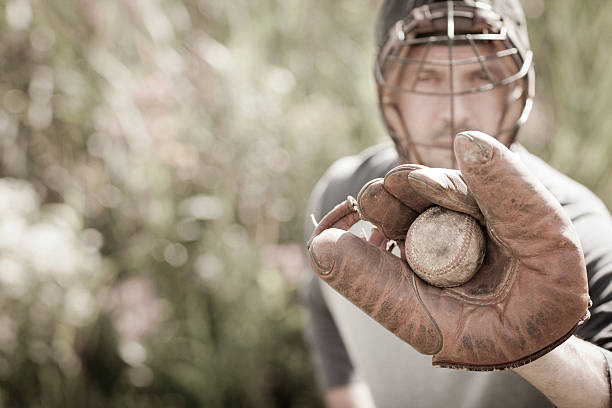 vintage jogador de basebol na posição de apanhar a bola - baseball catcher baseball player old fashioned looking at camera imagens e fotografias de stock