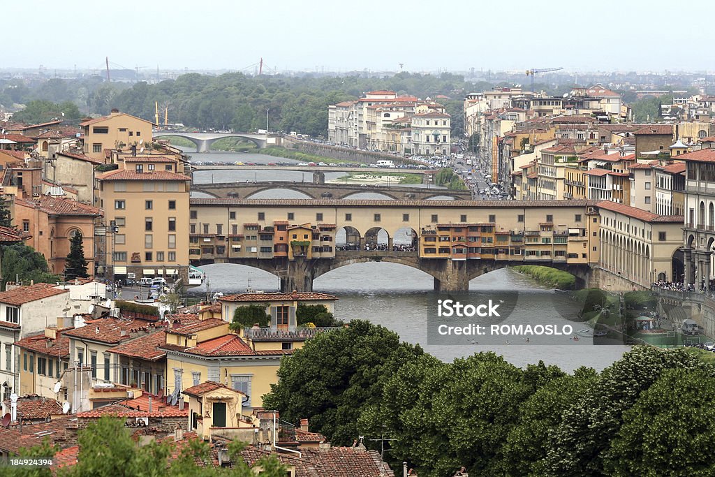 Ponte Vecchio visto da Piazzale Michelangelo, em Florença, Itália - Foto de stock de Amarelo royalty-free