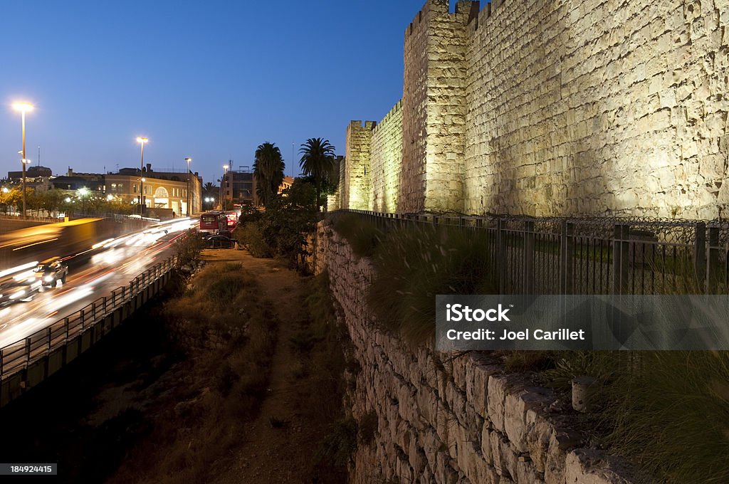 Antigas muralhas da cidade e o tráfego fora Jaffa Gate em Jerusalém - Royalty-free Anoitecer Foto de stock