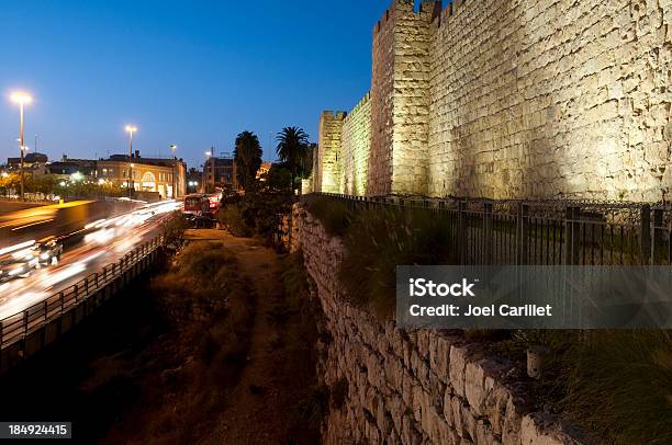 Antigas Muralhas Da Cidade E O Tráfego Fora Jaffa Gate Em Jerusalém - Fotografias de stock e mais imagens de Anoitecer