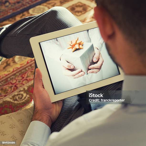 Foto de Branco Contemporâneo Tablet Digital Com Foto De Natal Na Mesa De Madeira e mais fotos de stock de 2012